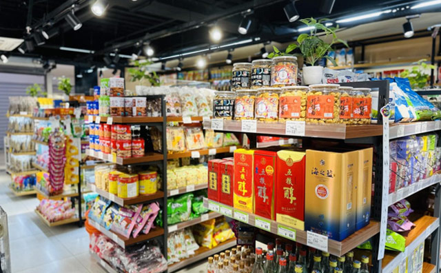 "全渠道+全高品质+全产业链+全球资源+全国布局"，怡佳仁零食店的五全战略