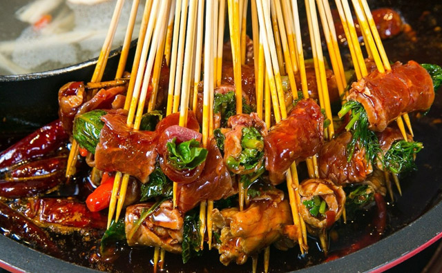 碟滋味串串火锅，碟中百味，一锅煮沸