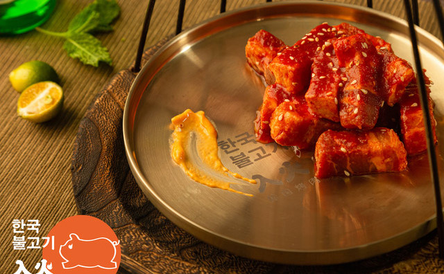 入火韩国烤肉，来入火，吃烤五花肉