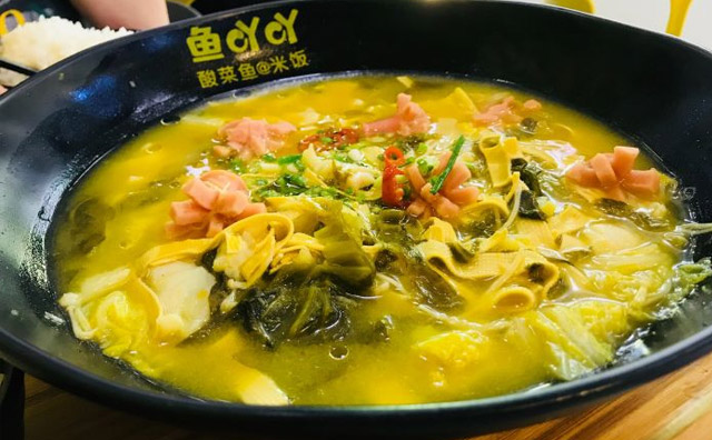 鱼吖吖酸菜鱼米饭，食材鲜活，可溯源菜品多样三分钟出餐