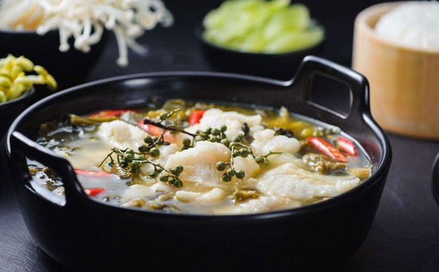 一人一份酸菜鱼，酸辣香郁而不燥，爽口舒心