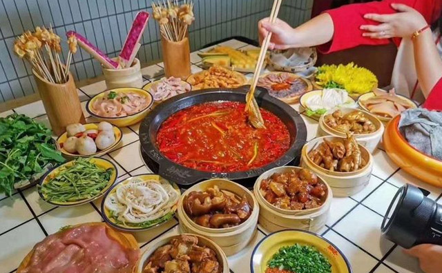 卤校长老火锅卤水卤出记忆味火锅烫出重庆特色