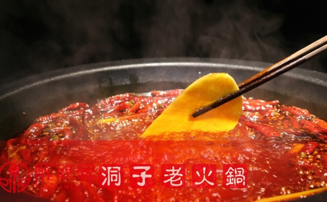 解放碑洞子老火锅，这家洞子老火锅真的好有特色