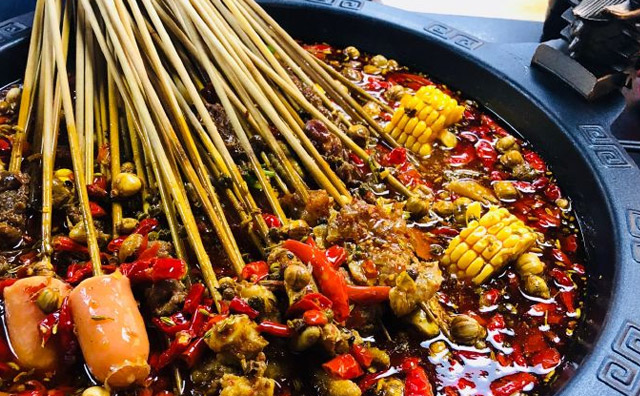 在选择加盟串串香品牌之前需要了解哪些方面呢