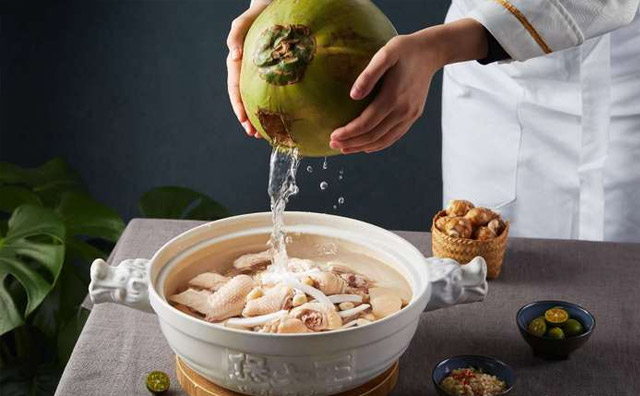 煲大王老砂锅猪肚鸡，味道鲜美，营养滋补