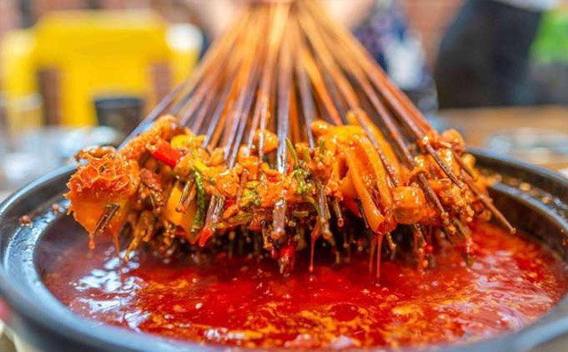 2022年把握餐饮商机，选择华阳串根香加盟品牌