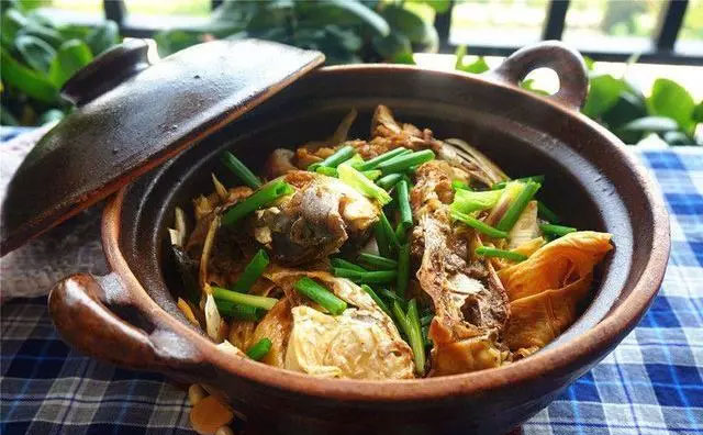 广东经典名菜：砂锅焗鱼头煲做法，浓郁鲜味！