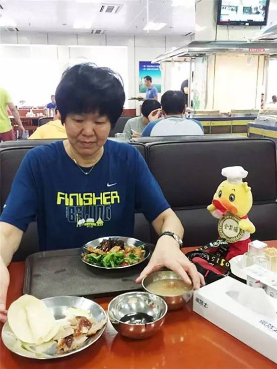 女排教练郎平吃全聚德