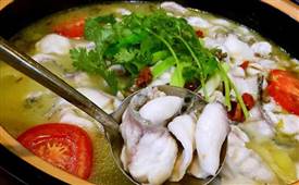 鱼吖吖酸菜鱼米饭，打破传统酸菜鱼模式，时尚快餐的新主流