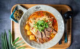 鼎四方牛肉汤加盟店成功经营，大众的必备小吃
