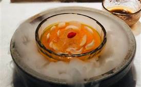 餐厅故意把菜价定的很贵，顾客却都爱来
